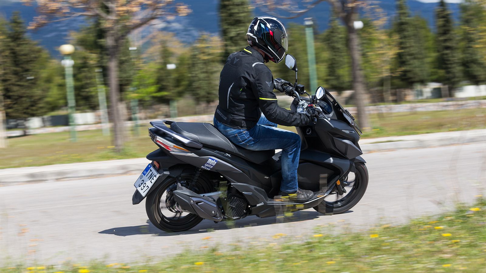 Το Traction Control System (TCS) προσφέρει πρόσθετη ασφάλεια σε ολισθηρές επιφάνειες, αποτρέποντας την υπερβολική ολίσθηση του πίσω τροχού. Ο συνδυασμ